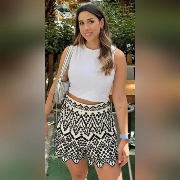 Zara High Waisted Embroidered Black And White Scalloped Hem Shorts Size Small - Picture 9 of 9